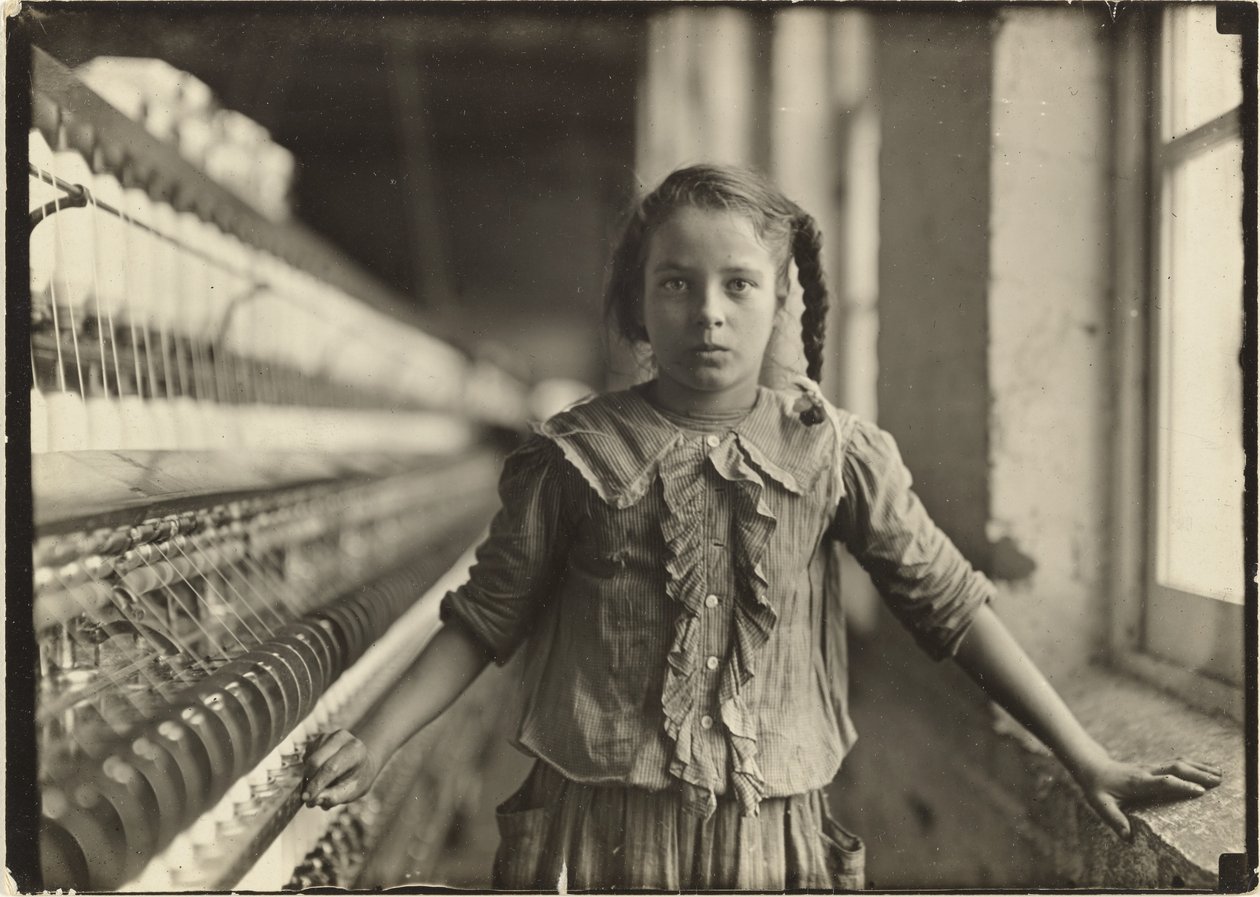 Fiandeira com dez anos de idade na fábrica de algodão da Carolina do Norte de Lewis W. Hine