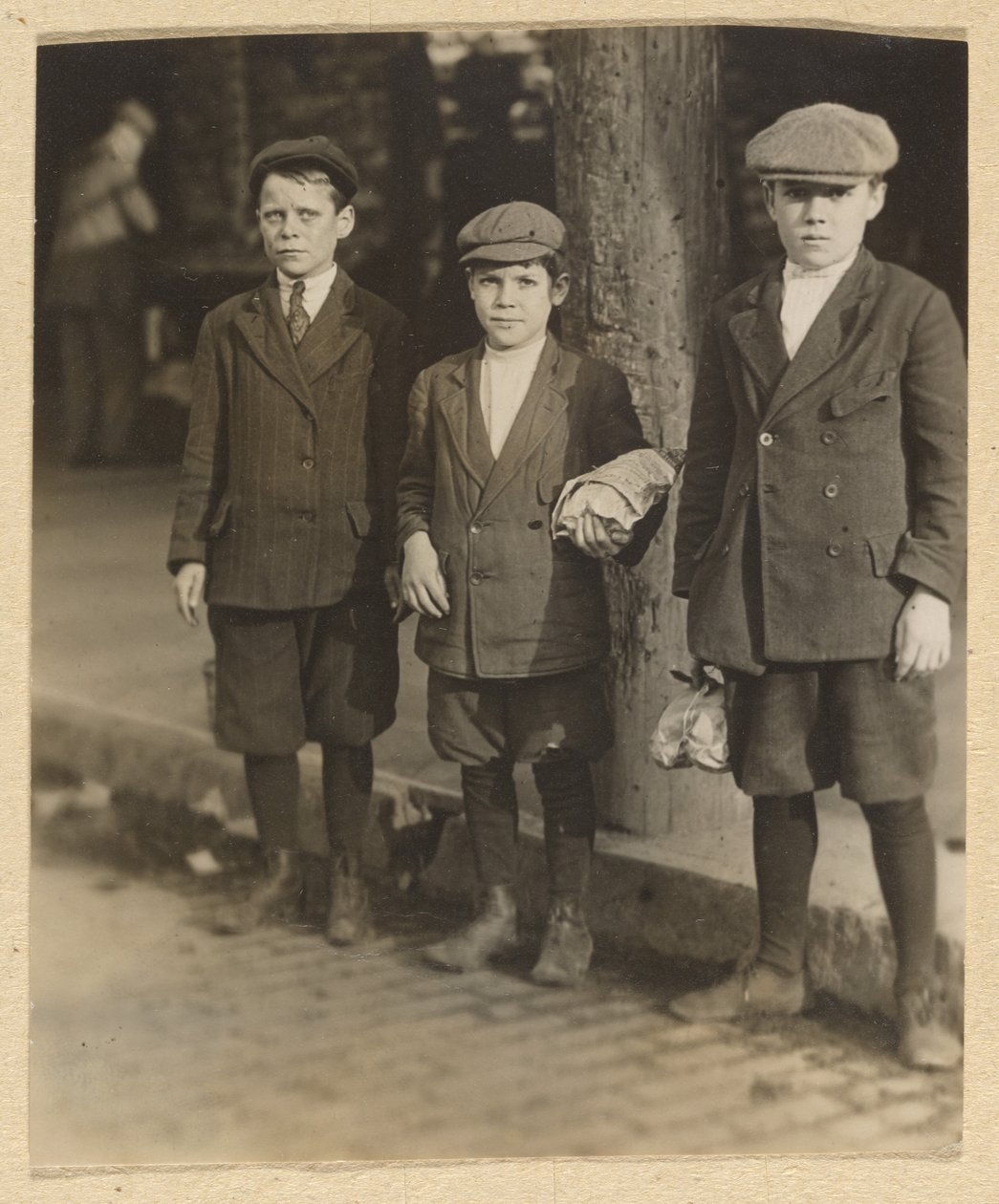 [Três rapazes na rua da cidade em cuecas e bonés] de Lewis W. Hine