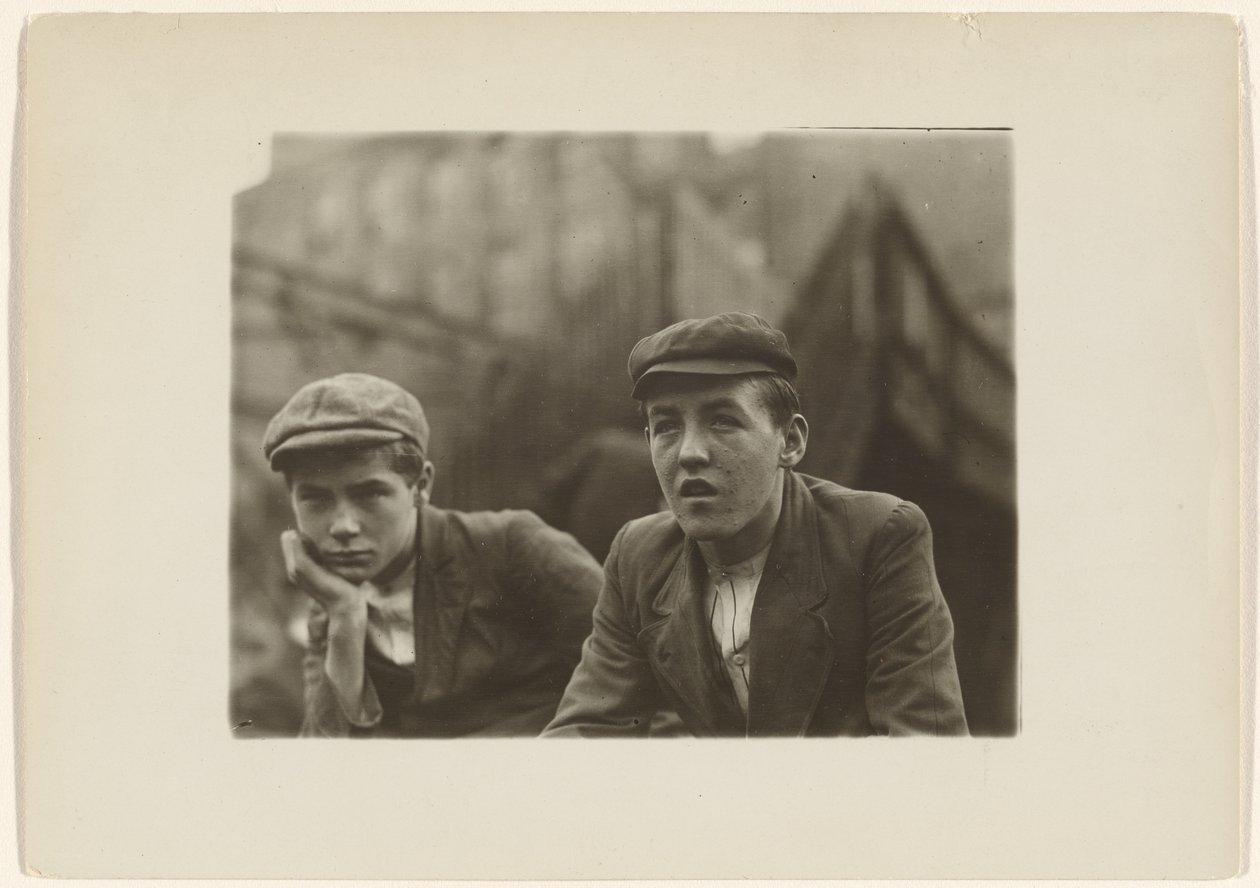 Dois rapazes com casacos e bonés, Nova Jersey de Lewis W. Hine