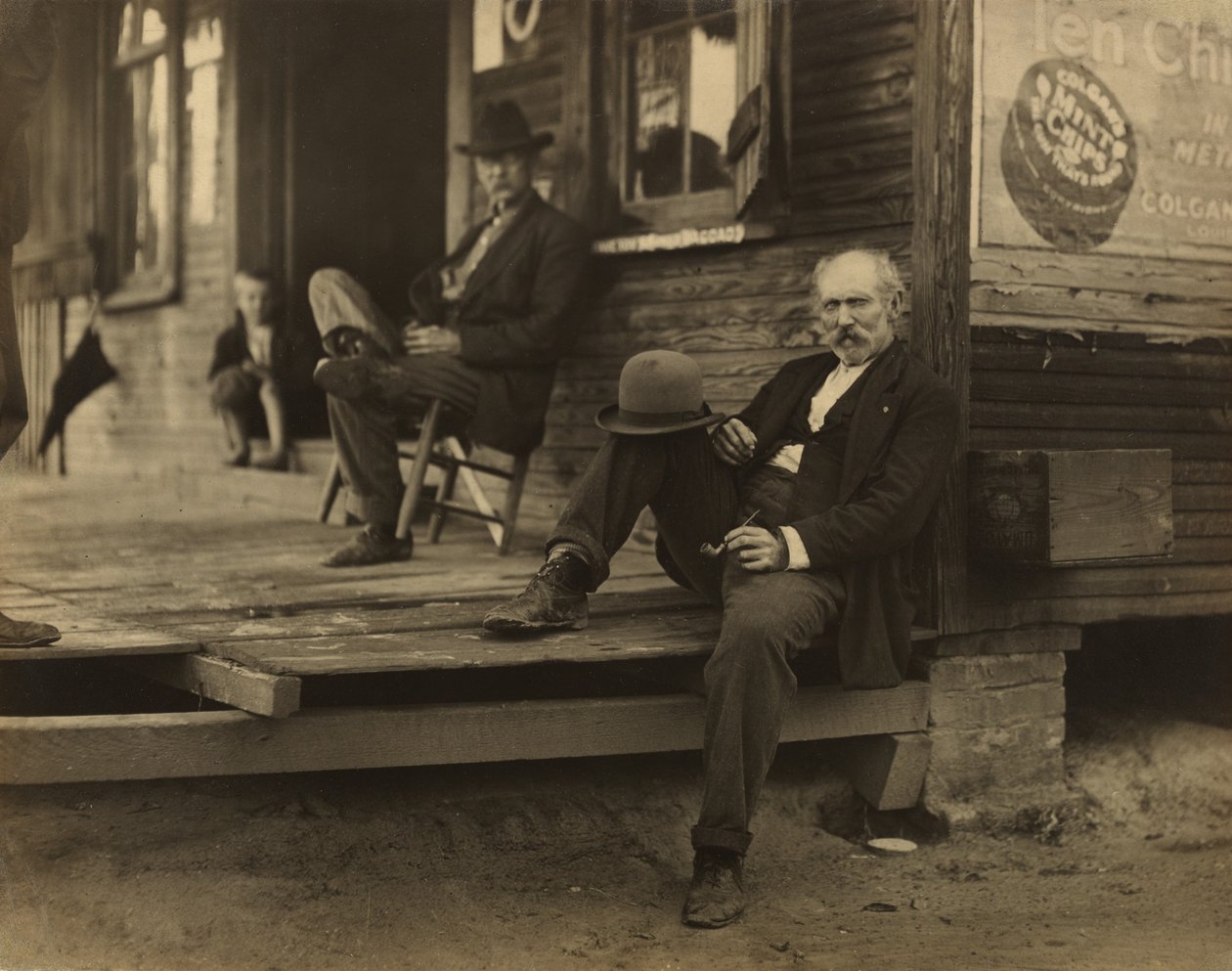 Dois homens e um rapaz no alpendre de Lewis W. Hine
