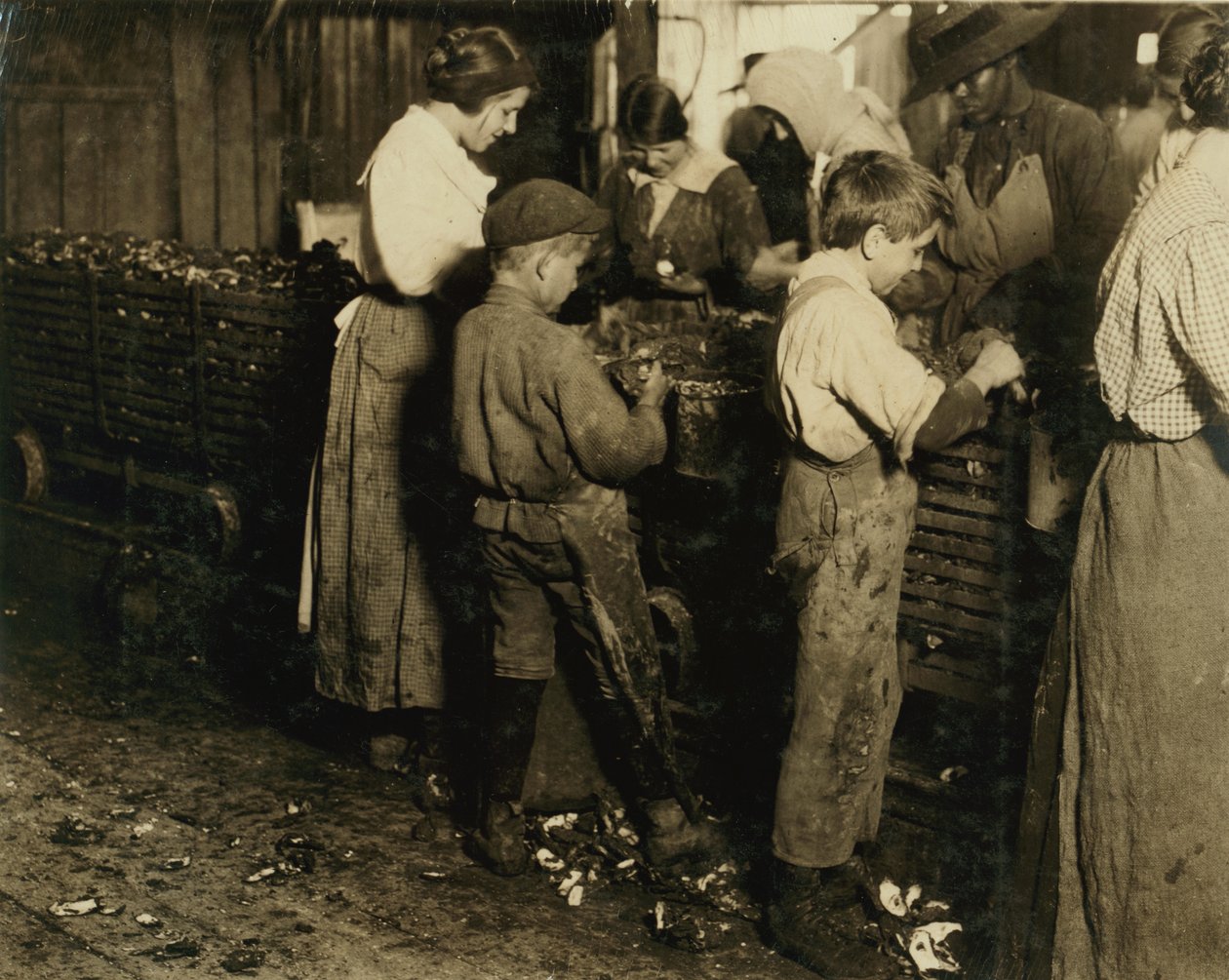 Jimmie, de 10 anos, que faz 3 anos (6 potes por dia) com um garoto de 11 anos que usa 7 potes na Varn e na Platt Canning Co., Bluffton, Carolina do Sul, 1913 de Lewis Wickes Hine
