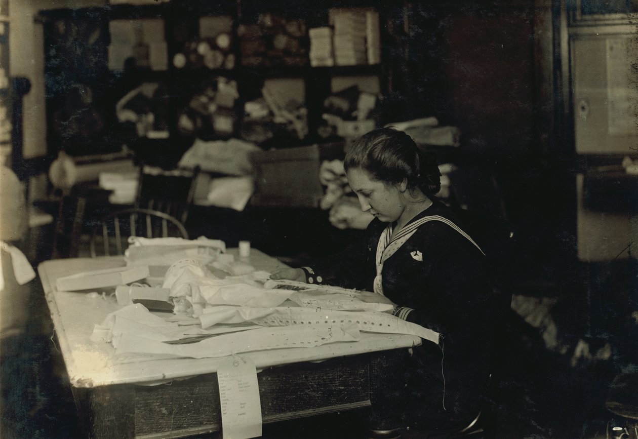 Marie Vancanvenberg, de 15 anos, a trabalhar em espartilhos para Madame Claff, no número 420 da Boylston Street, em Boston, Massachusetts de Lewis Wickes Hine