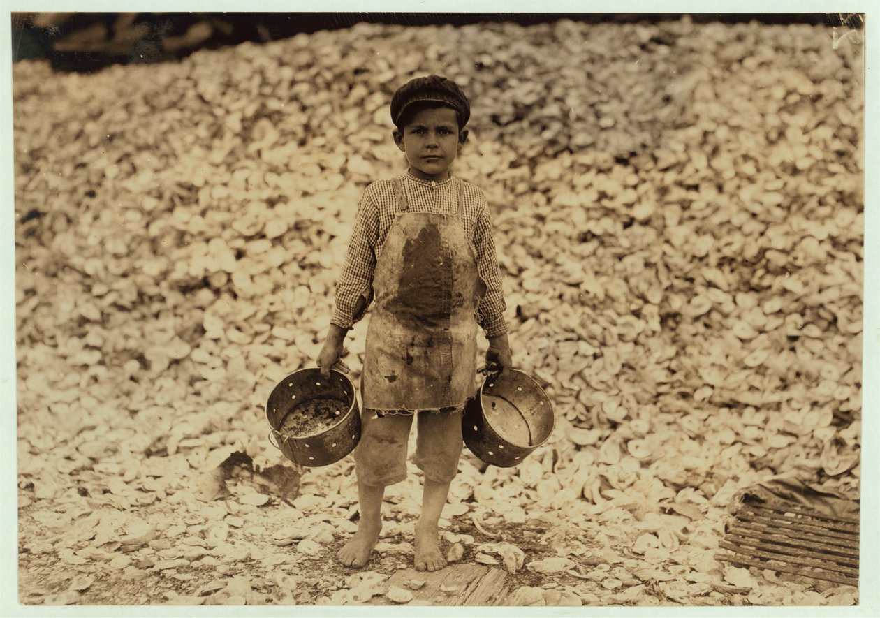 5 ano de idade migrante camarão-picker Manuel na frente de uma pilha de conchas de ostras, trabalhando por um segundo ano em Dunbar, Lopez, Dukate Company, Biloxi, Mississippi, 1911 de Lewis Wickes Hine
