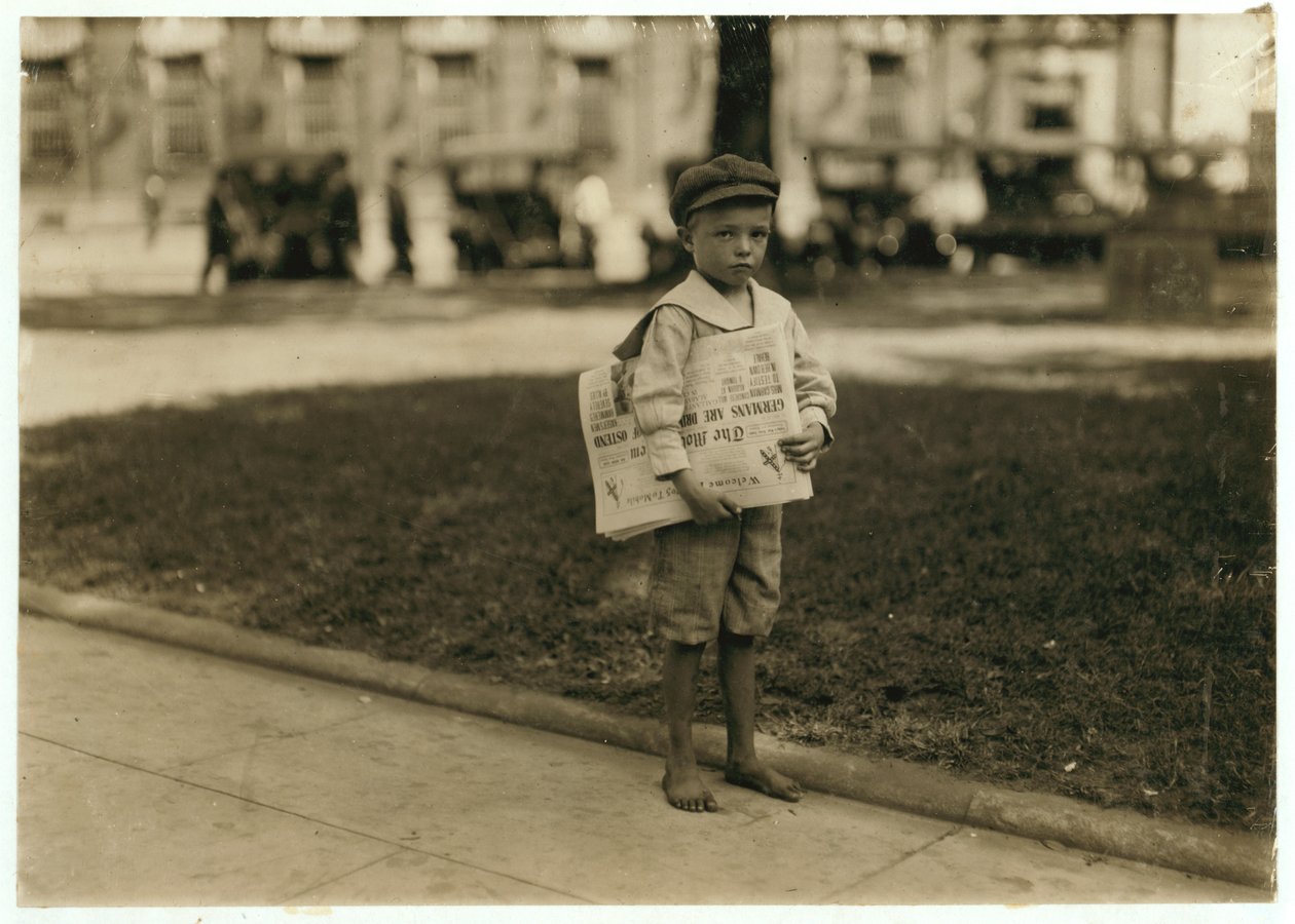 7 anos velho jornaleiro Ferris em Mobile, Alabama, 1914 de Lewis Wickes Hine