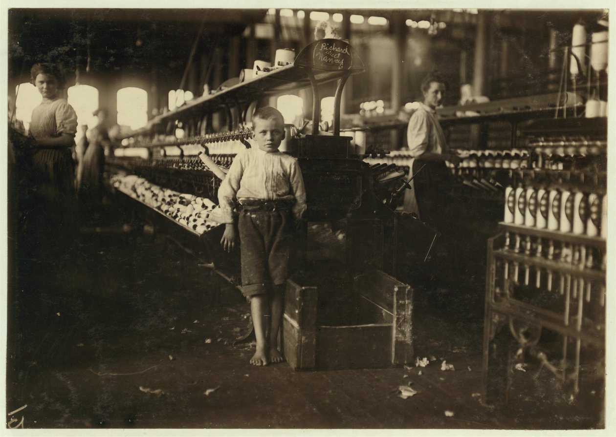 Leo de 8 anos de idade, apenas 4 metros de altura, pega bobinas por 15 centavos por dia em Elk Cotton Mills, Fayetteville, Tennessee, 1910 de Lewis Wickes Hine