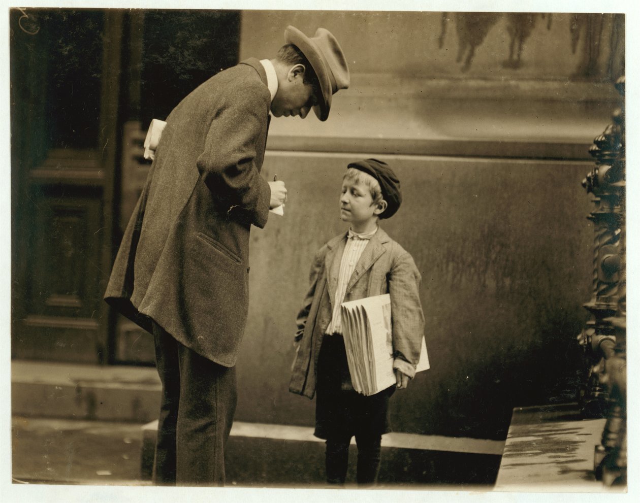 Michael McNelis, de oito anos, que acabara de se recuperar de seu segundo surto de pneumonia, vendendo jornais em uma tempestade, Filadélfia, Pensilvânia, 1910 de Lewis Wickes Hine