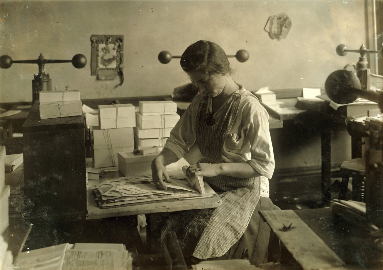 Uma rapariga de 15 anos corta moldes na loja de estampagem de Harry C. Taylor, 61 Court Street, em Boston, Massachusetts de Lewis Wickes Hine