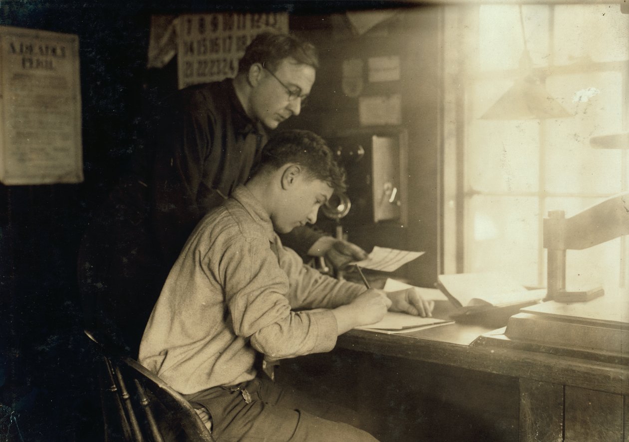 Um rapaz de 15 anos que trabalha no escritório dos Caminhos-de-Ferro de Nova Iorque, New Haven e Hartford em Boston, Massachusetts de Lewis Wickes Hine