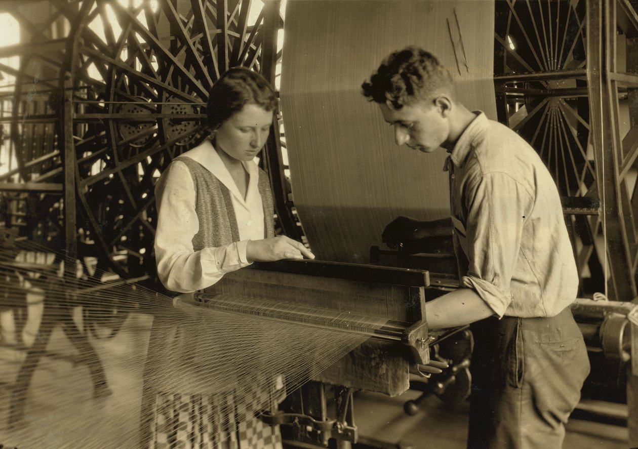 Um rapaz e uma rapariga a trabalhar num tear na fábrica de seda Cheney Silk Mills em South Manchester, Connecticut de Lewis Wickes Hine