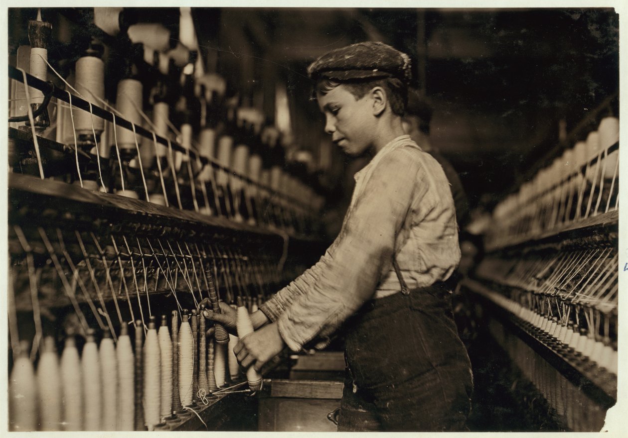 Um trocador substitui bobinas cheias na Globe Cotton Mill, Augusta, Geórgia, 1909 de Lewis Wickes Hine
