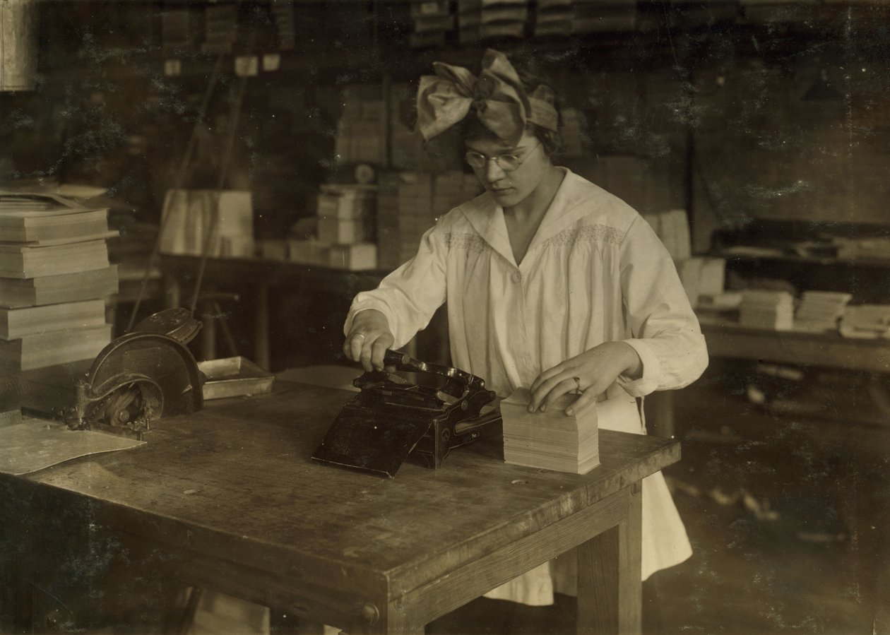 Uma rapariga a carimbar etiquetas na Boston Index Card Co. em 113 Purchase Street, Boston, Massachusetts de Lewis Wickes Hine