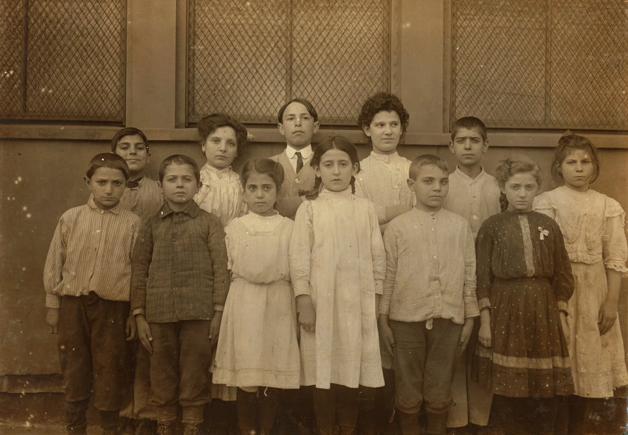 Um grupo de crianças imigrantes na Washington School em Boston, Massachusetts de Lewis Wickes Hine