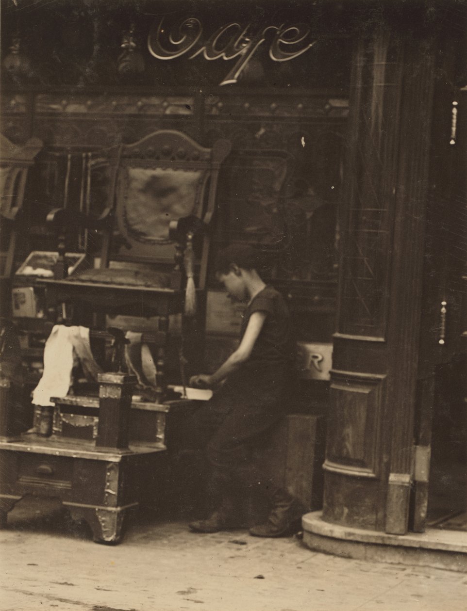 Um jovem engraxador a trabalhar na Canal Street, em Nova Iorque de Lewis Wickes Hine
