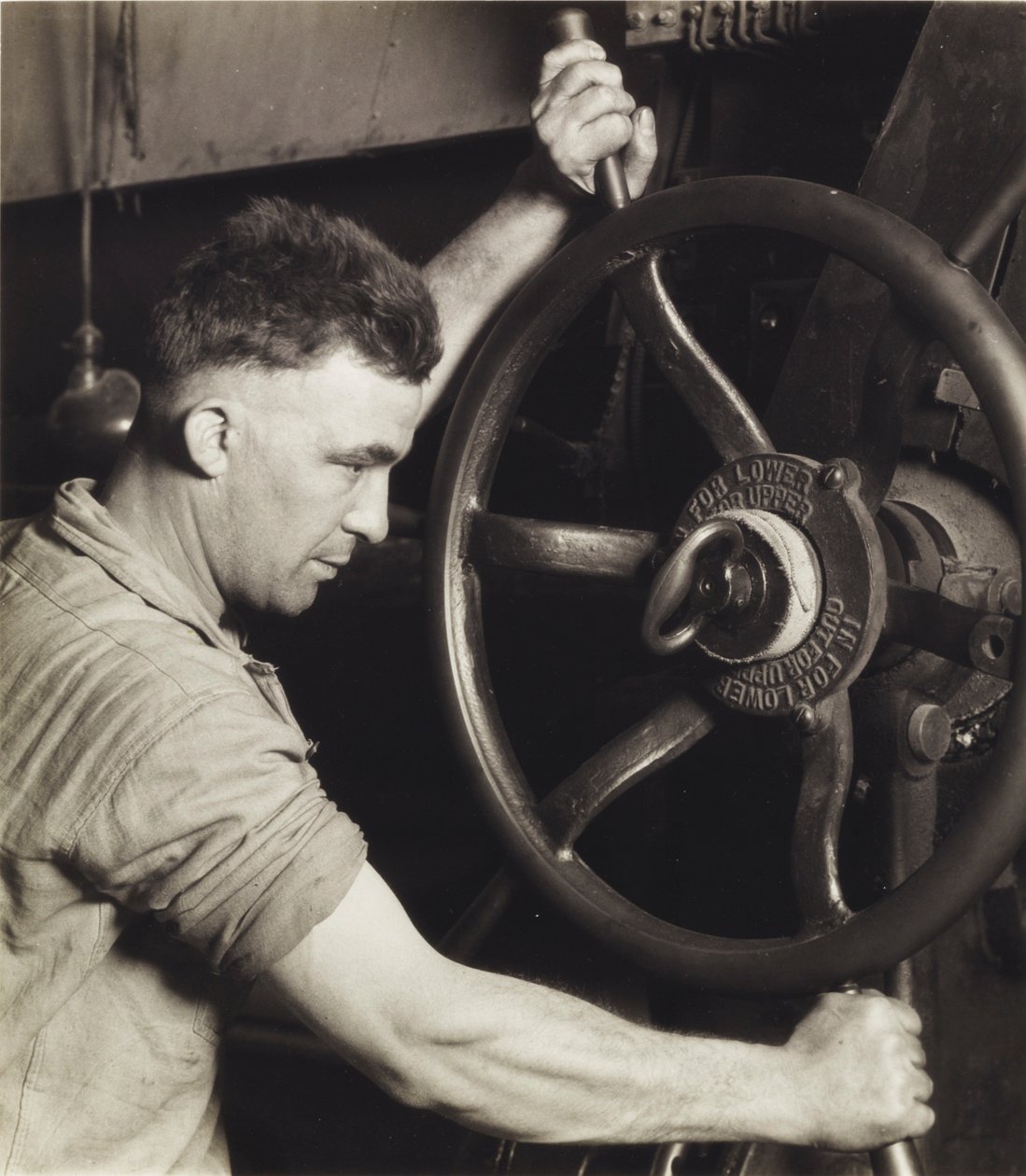 Um desenho industrial: Pennsylvania Rubber Co. na roda de controle de um grande calendário - Making Auto Tyres, 1920, impresso 1930 de Lewis Wickes Hine