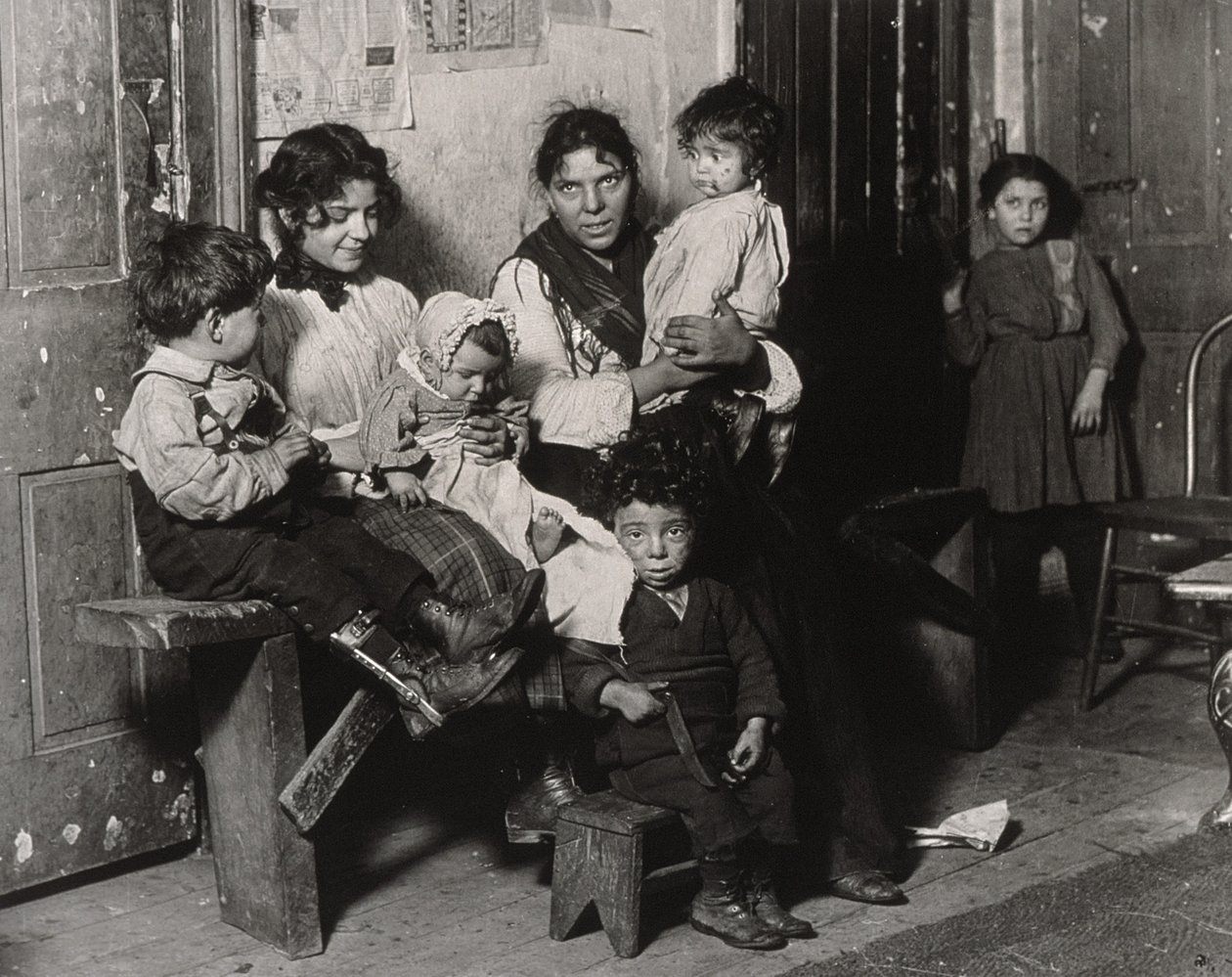 Uma casa italiana perto de Hull House, Chicago, 1910 de Lewis Wickes Hine