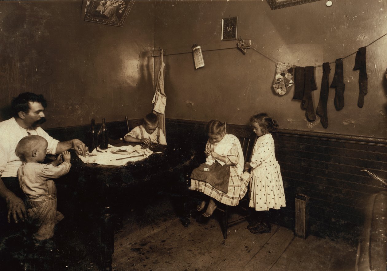 Annie Fedele a fazer croché na cozinha da sua casa de habitação em Sommerville, Massachusetts de Lewis Wickes Hine