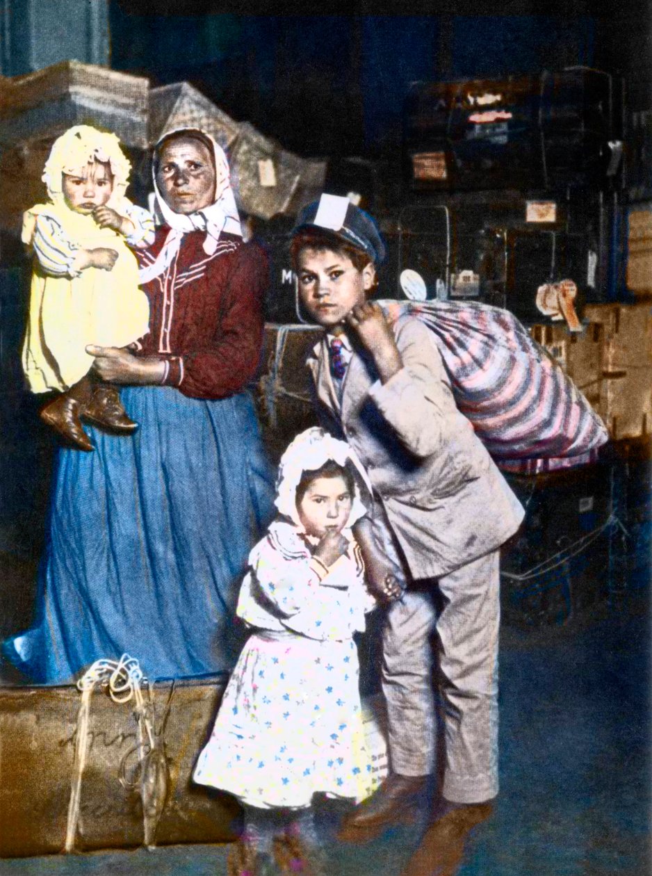 Chegada de uma família de imigrantes italianos a Ellis Island (Nova Iorque), nos Estados Unidos, em 1905. de Lewis Wickes Hine