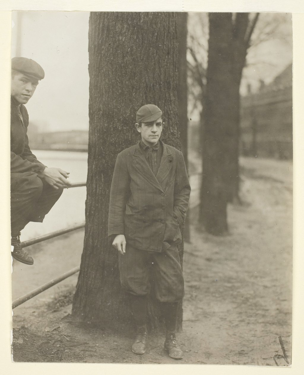 Rapaz do quarto da lixívia, Leon Halcourt, 16 anos, Lawrence, Massachusetts de Lewis Wickes Hine