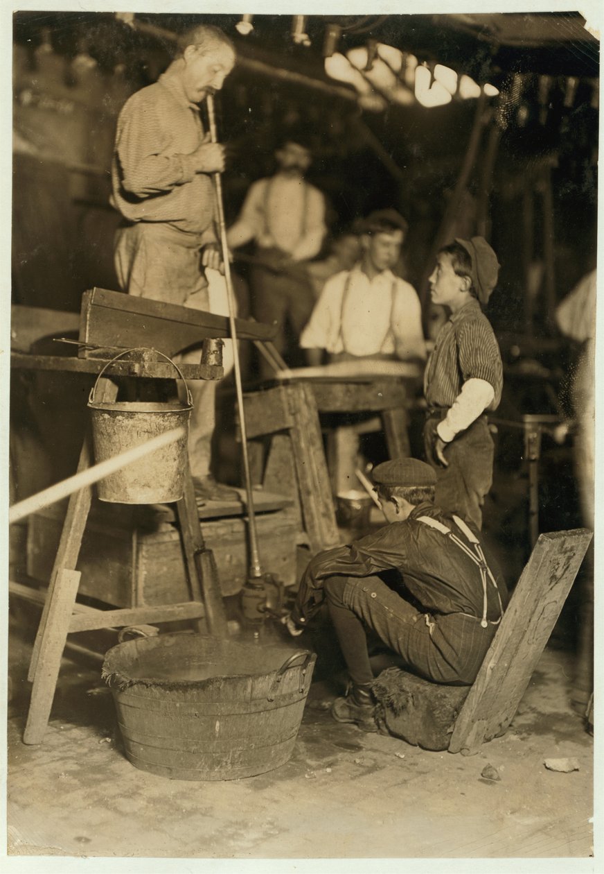 Soprador e mofo na Seneca Glass Works, Morgantown, Virgínia Ocidental, 1908 de Lewis Wickes Hine