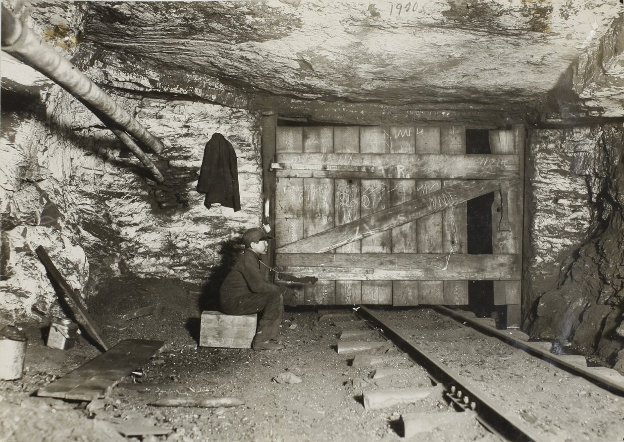 Rapaz à espera que o carvão chegue de Lewis Wickes Hine