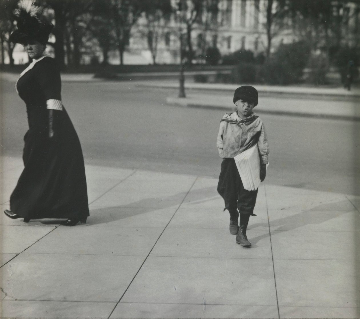 Rapaz com jornal, Washington, D.C. de Lewis Wickes Hine