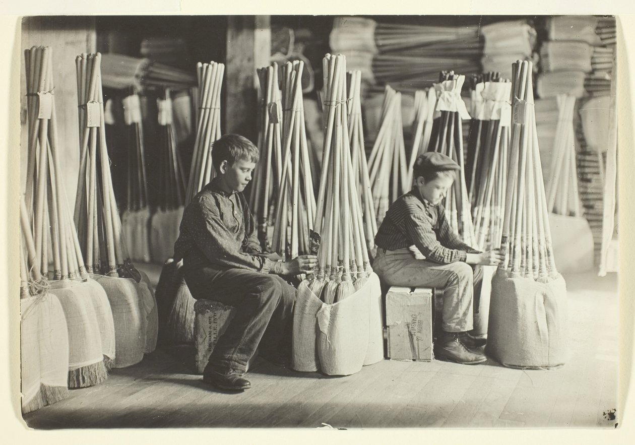 Rapazes na sala de embalagem, Brown Mfg. Company, Evansville, Ind. de Lewis Wickes Hine