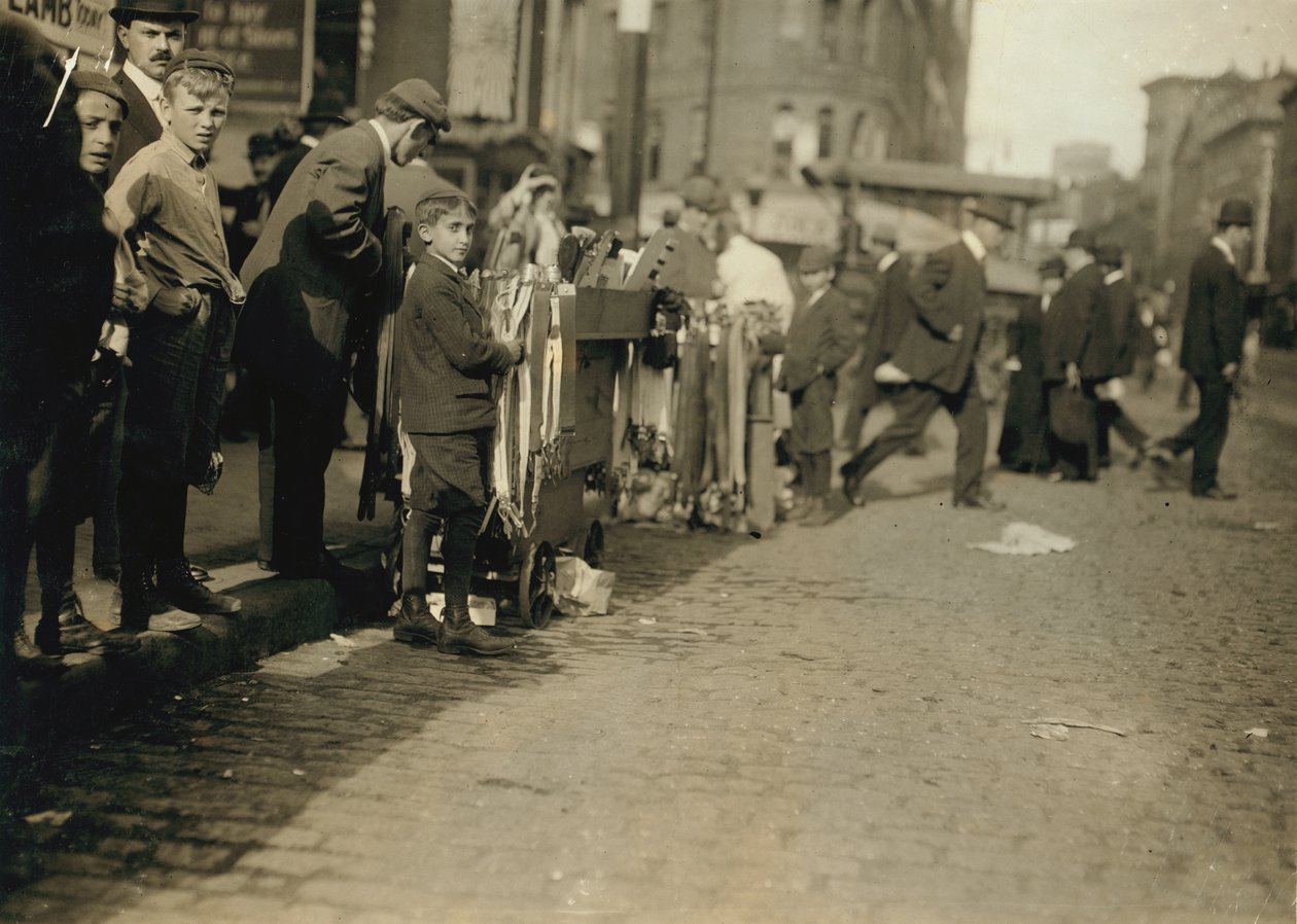 Rapazes a vender ideias na rua em Boston, Massachusetts de Lewis Wickes Hine