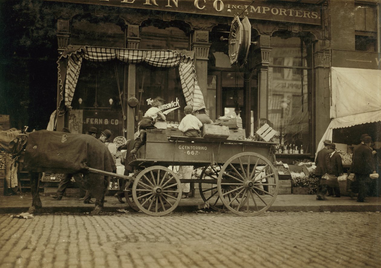 Rapazes a vender legumes no mercado em Boston, Massachusetts de Lewis Wickes Hine