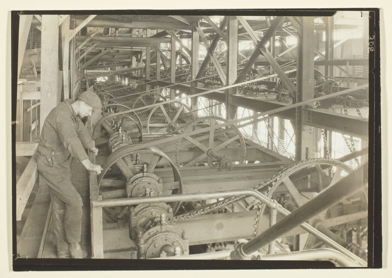 Já não são precisos rapazes para o disjuntor, este é um disjuntor moderno de Lewis Wickes Hine