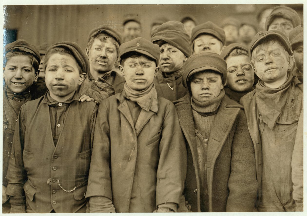 Meninos disjuntores (que escolhem carvão à mão) em Hughestown Borough Coal Co. Pittston, Pensilvânia, 1911 de Lewis Wickes Hine