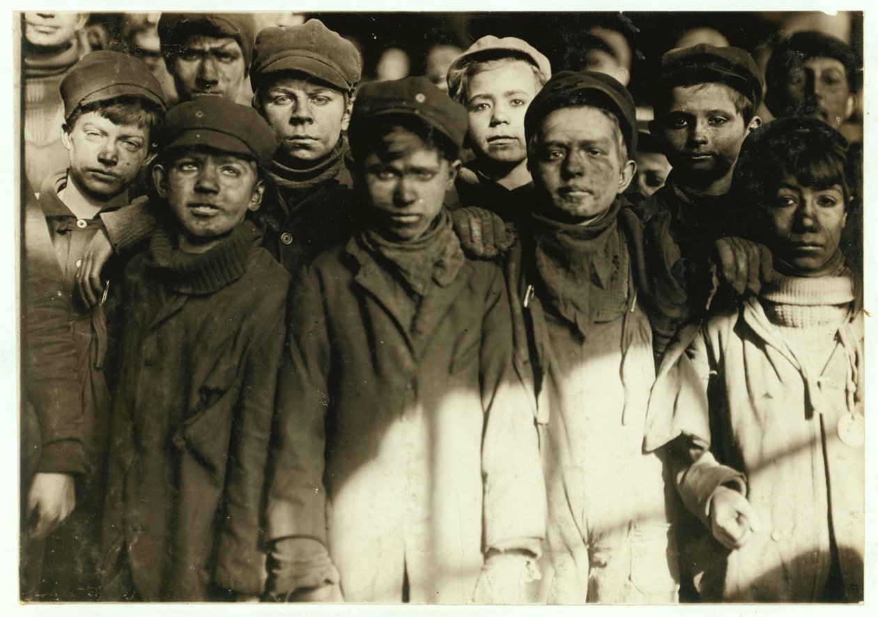 Meninos disjuntores (que escolhem carvão à mão) em Hughestown Borough Coal Co. Pittston, Pensilvânia, 1911 de Lewis Wickes Hine