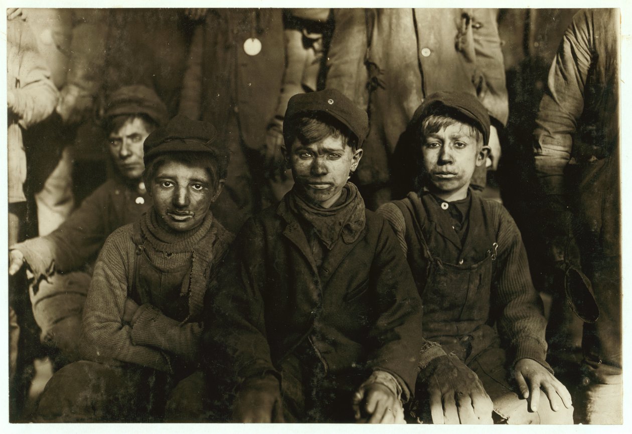 Meninos disjuntores (que escolhem carvão à mão) em Hughestown Borough Coal Co. Pittston, Pensilvânia, 1911 de Lewis Wickes Hine