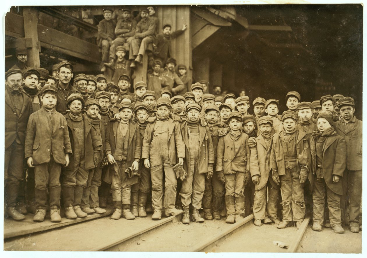 Garotos disjuntores que separam carvão à mão em Ewen Breaker, da Pensilvânia Coal Co, South Pittston, Pensilvânia, 1911 de Lewis Wickes Hine