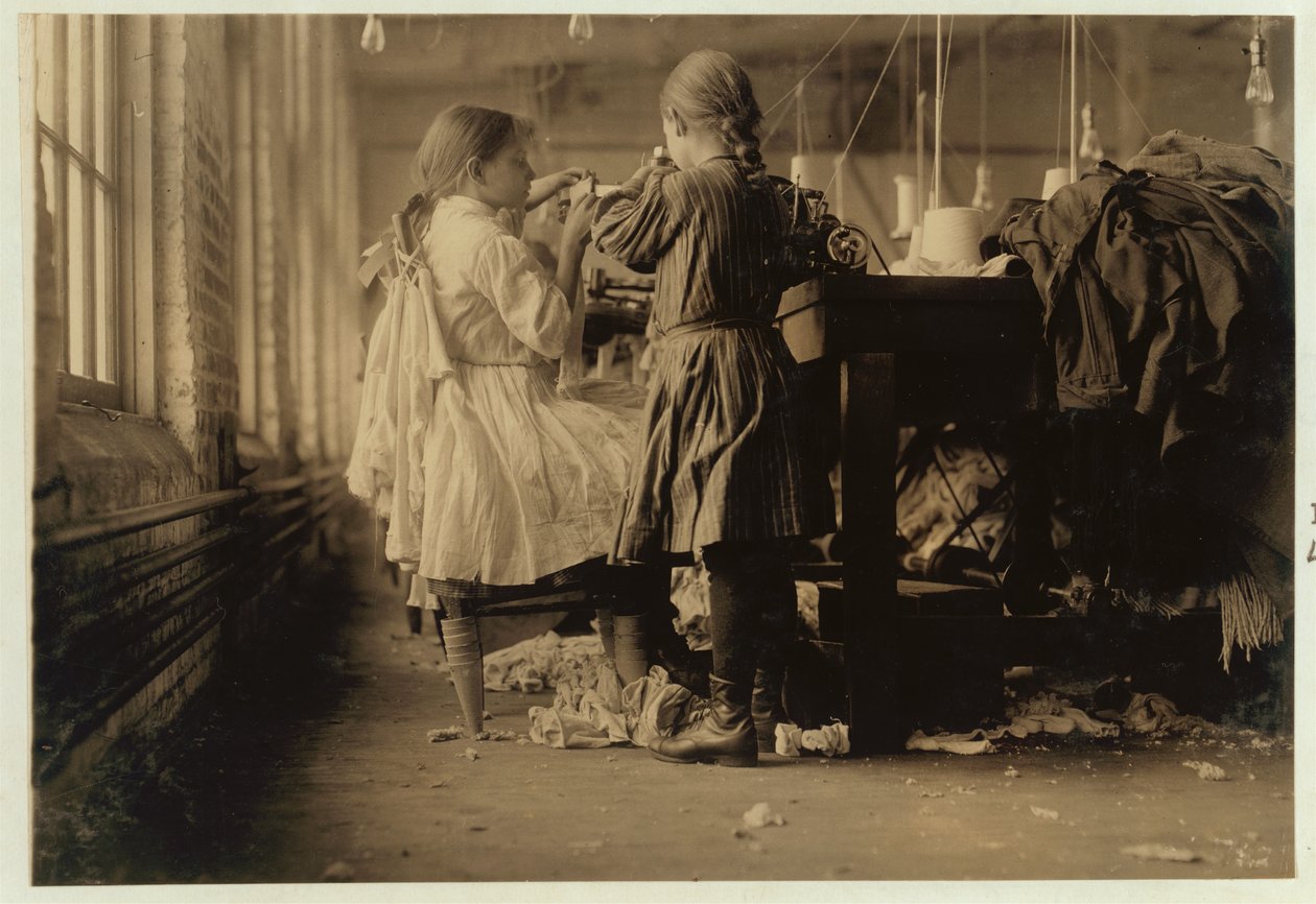 Criança raveler e looper em Loudon Hosiery Mills, Tennessee, 1910 de Lewis Wickes Hine