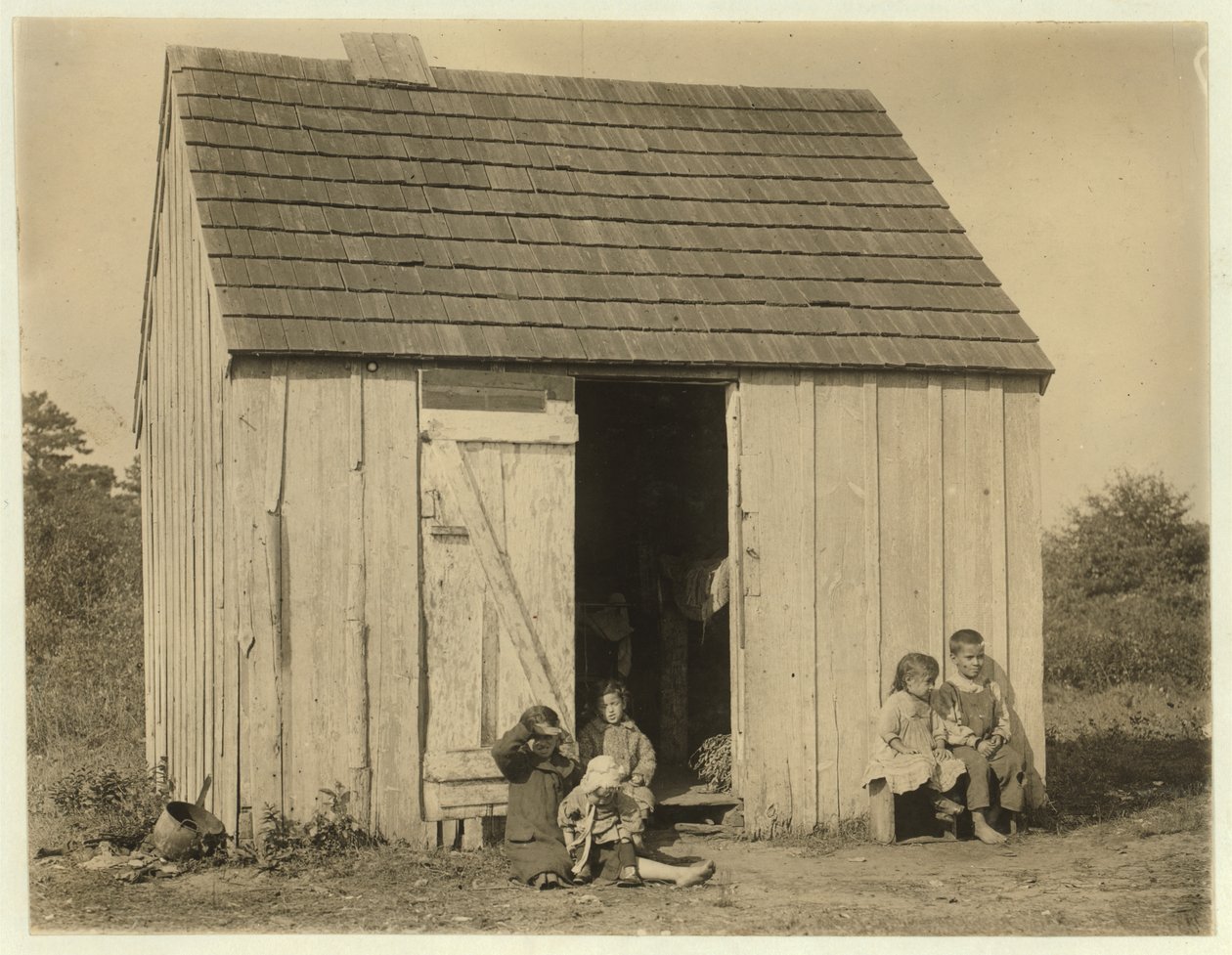 Cabana da família De Marco para catadores de amora no pântano de Forsythe, Turkeytown, perto de Pemberton, Nova Jersey, 1910 de Lewis Wickes Hine