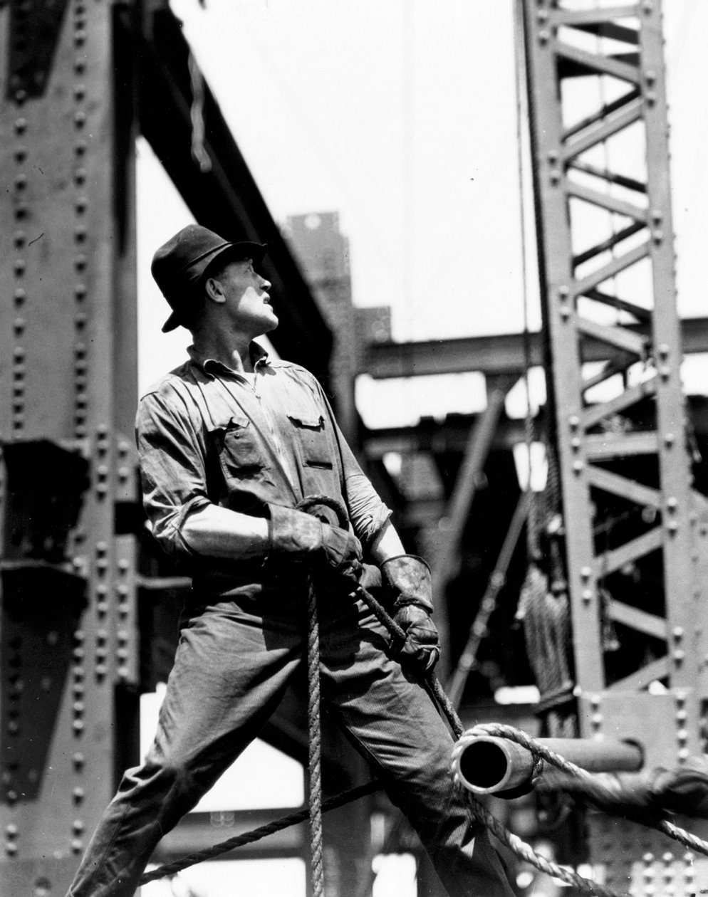 Derrick man, Empire State Building, 1930-31 de Lewis Wickes Hine