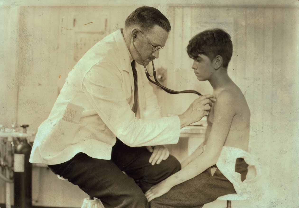 Médico a examinar jovem operário, Cheney Silk Mills, South Manchester, Connecticut, c.1924 (fotografia a preto e branco) de Lewis Wickes Hine