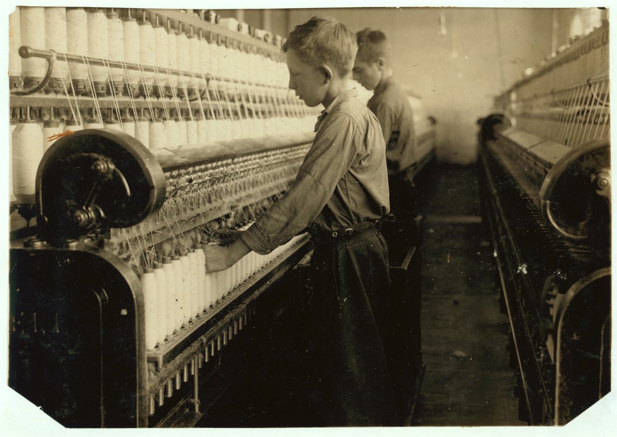 Doffers substituindo bobinas cheias em Indian Orchard Cotton Mill, Massachusetts, 1916 de Lewis Wickes Hine