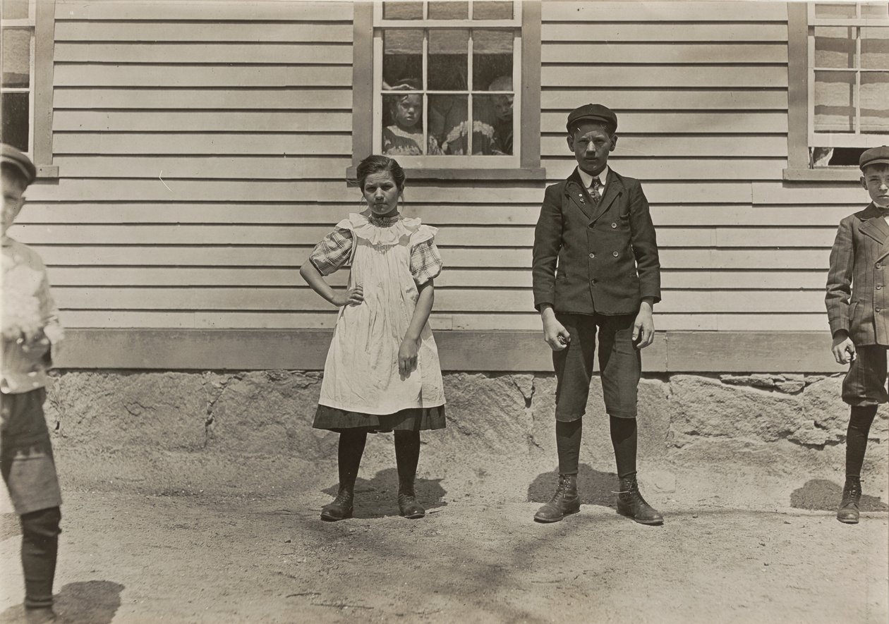 Edward St. Germain e sua irmã Delia, trabalhadores da fábrica, Phoenix, Rhode Island, abril de 1909, 3379. de Lewis Wickes Hine