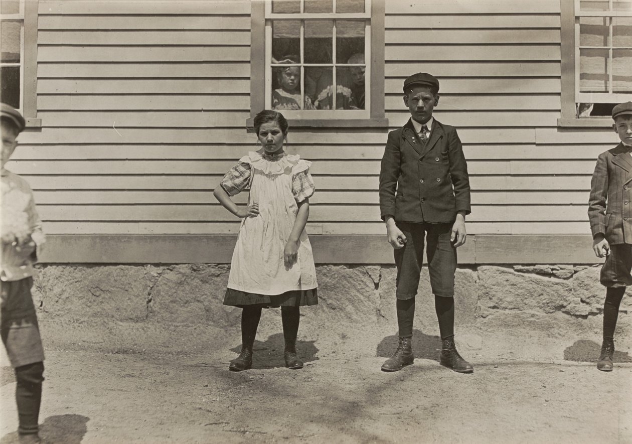 Edward St. Germain e a sua irmã Delia, trabalhadores de moinho, Phoenix, Rhode Island, abril de 1909 de Lewis Wickes Hine