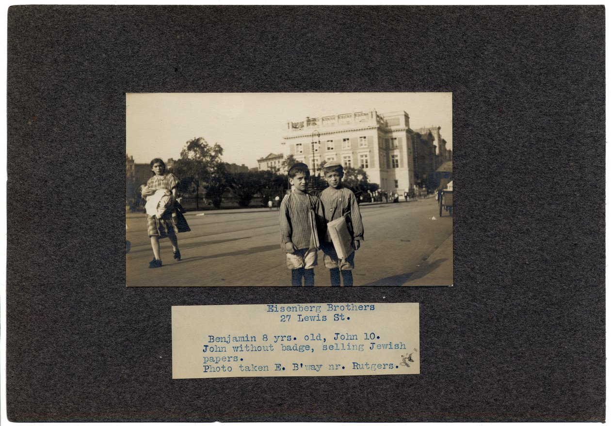 Eisenberg Brothers, 27 Lewis Street, Nova York, c.1910-13 de Lewis Wickes Hine