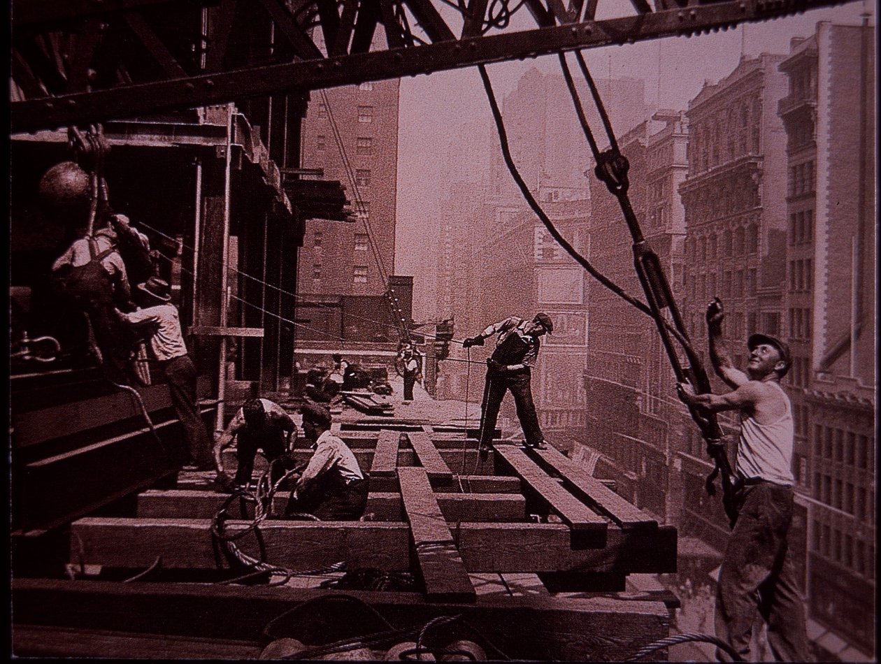 Empire State Building em construção, mostrando uma gangue de elevação no trabalho de Lewis Wickes Hine