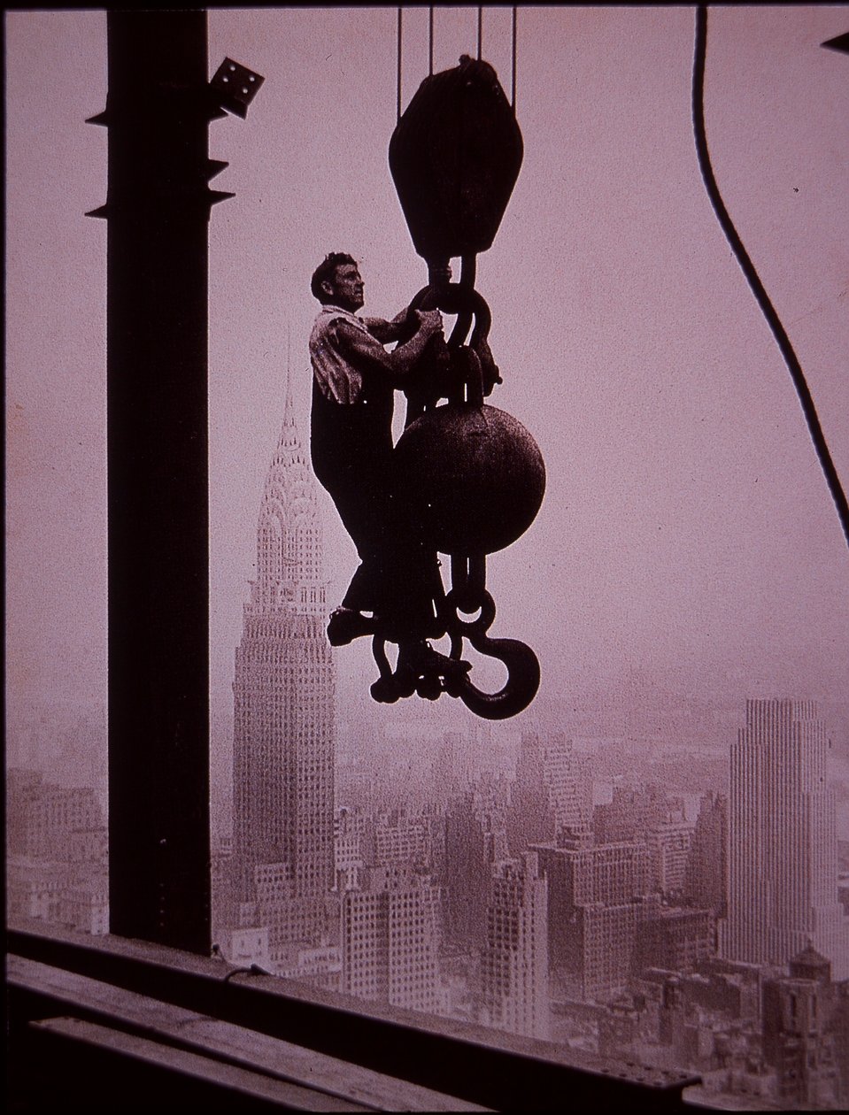 Empire State Building em construção, mostrando membro da tripulação da torre de perfuração de Lewis Wickes Hine
