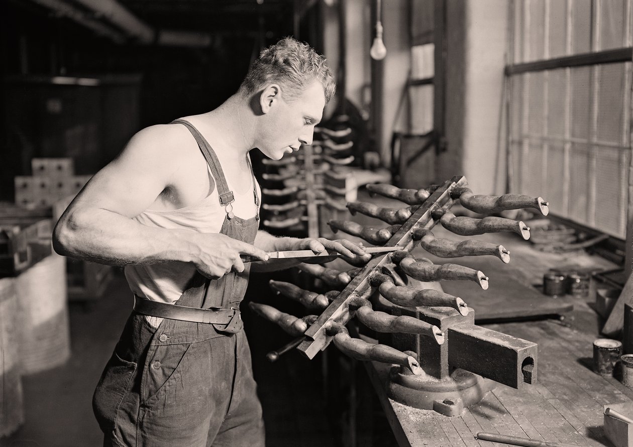 Operário da Paragon Rubber Company, Massachusetts. 1936 de Lewis Wickes Hine