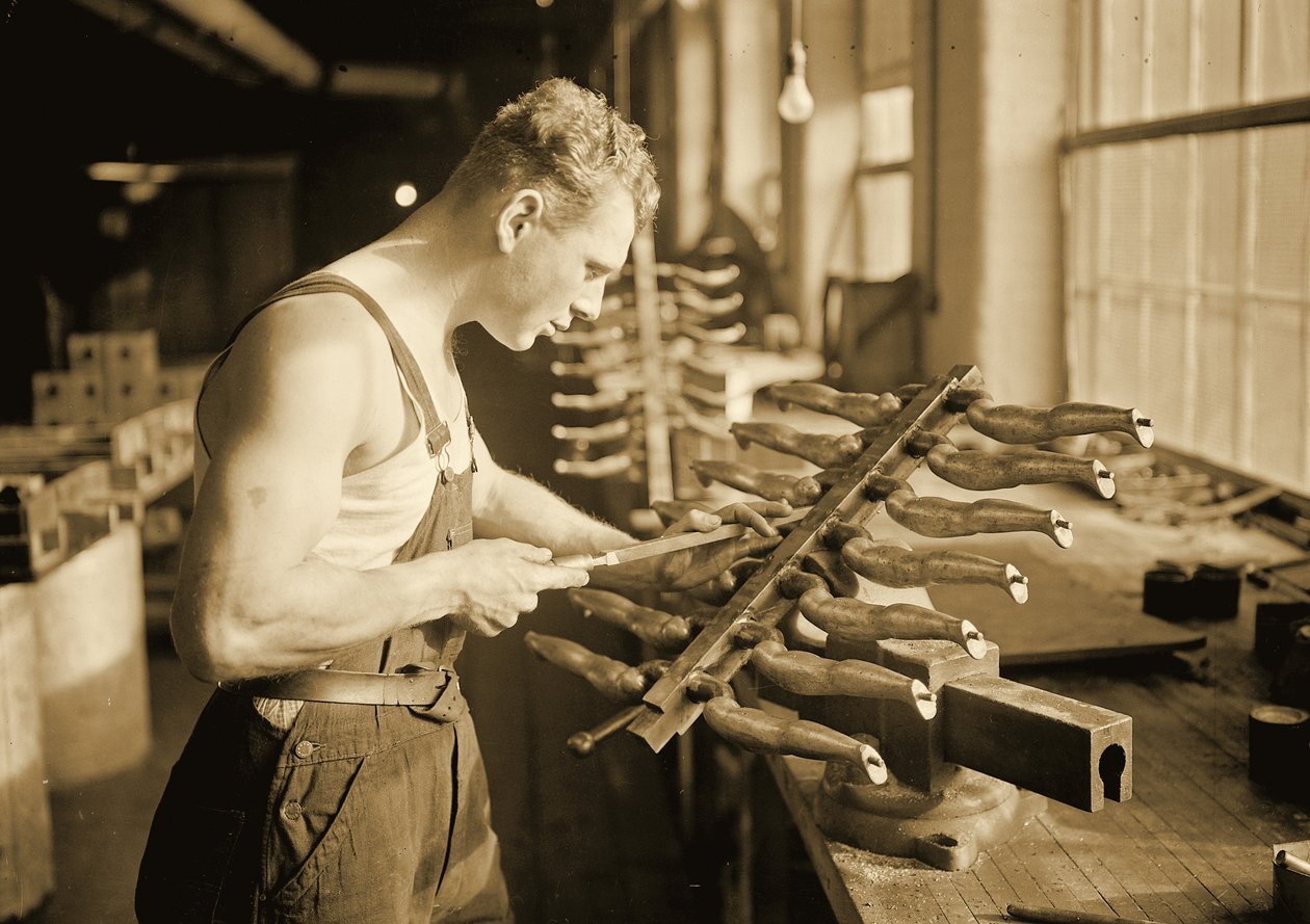 Operário da Paragon Rubber Company, Massachusetts. 1936 de Lewis Wickes Hine