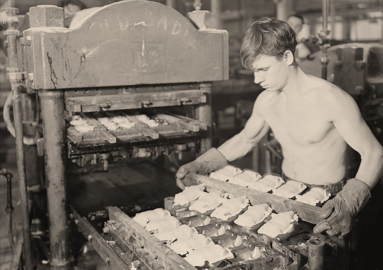 Operário da Paragon Rubber Company, Massachusetts. 1936 de Lewis Wickes Hine