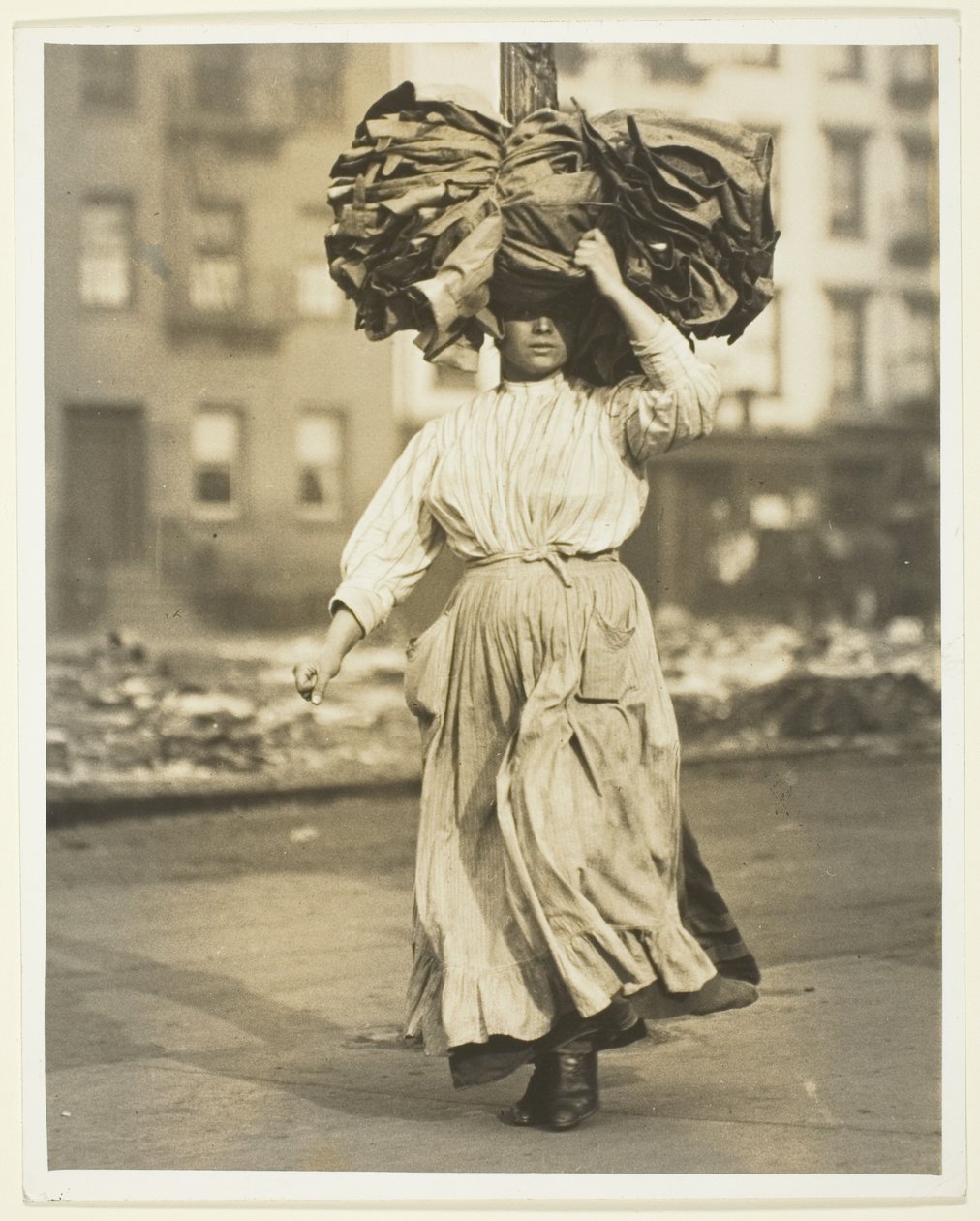 Primeiro trabalho na América, imigrante italiano carrega roupas para o cortiço de Lewis Wickes Hine