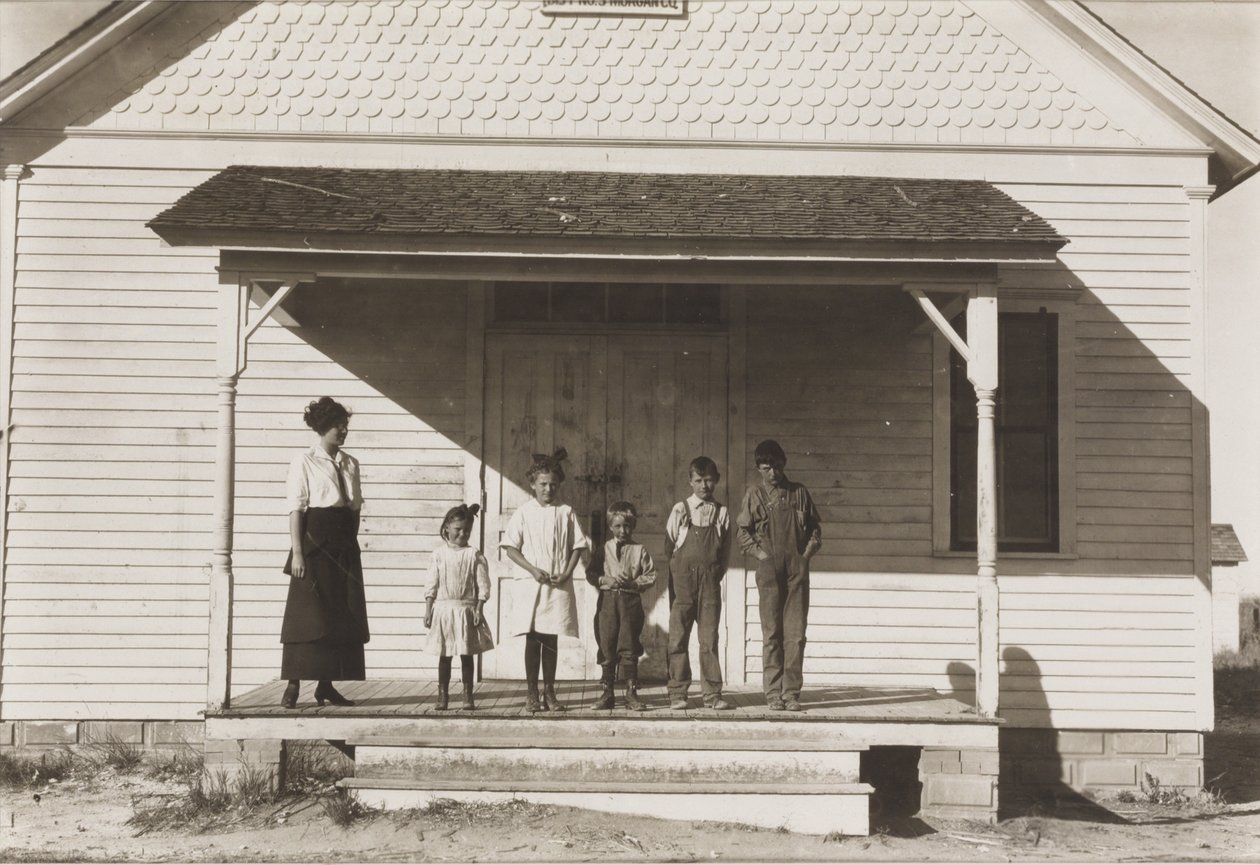 Cinco alunos presentes na Escola No. 6, Distrito 3, Fort Michigan, Colorado, 1915 de Lewis Wickes Hine