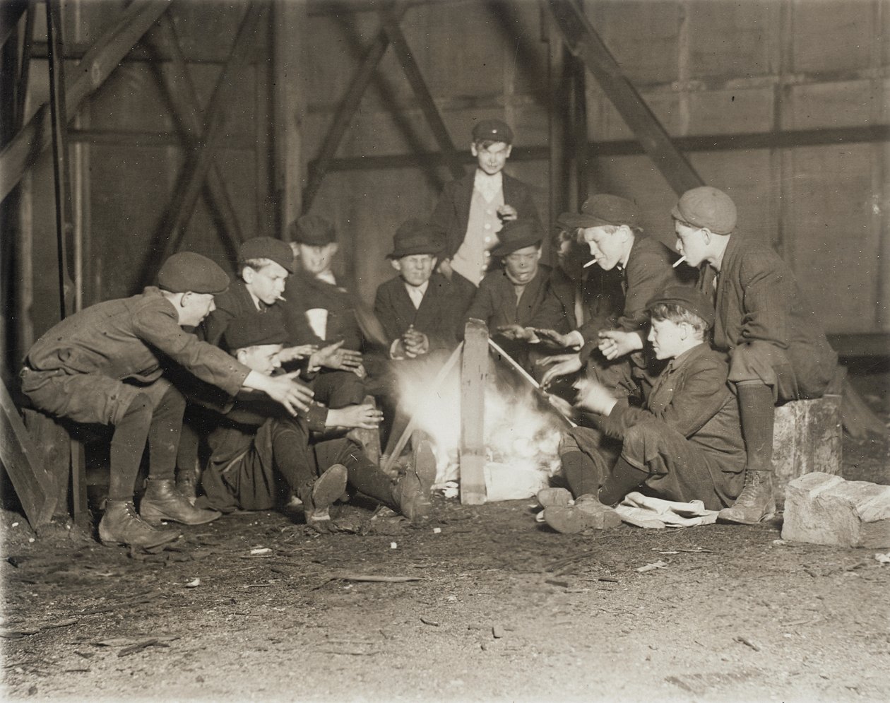 Grupo de ardinas às 22:00 de Lewis Wickes Hine
