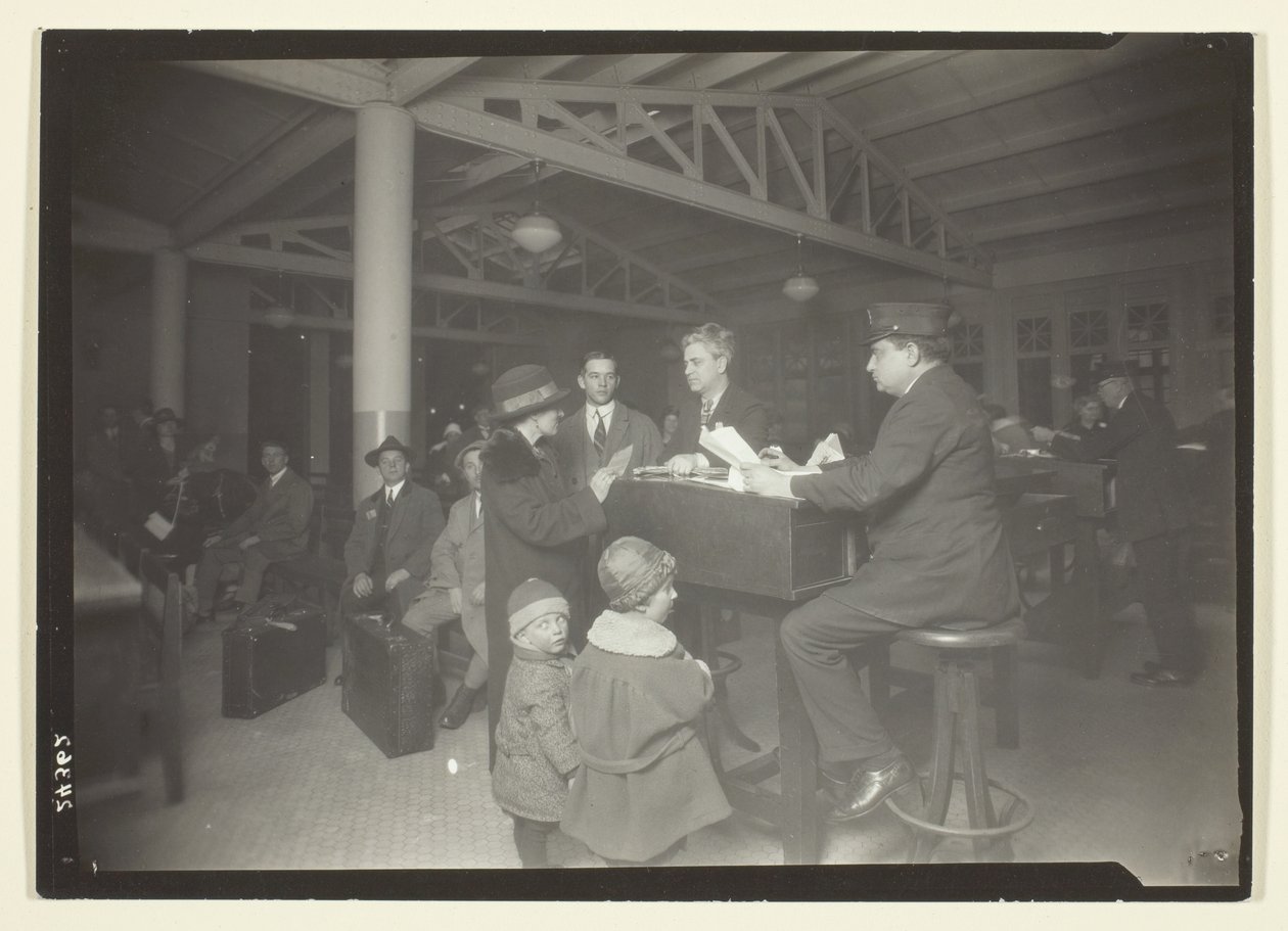Família alemã, intérprete e registadora em Ellis Island de Lewis Wickes Hine